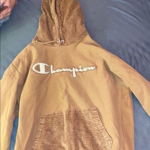 Champion sweatshirt with velvet details!